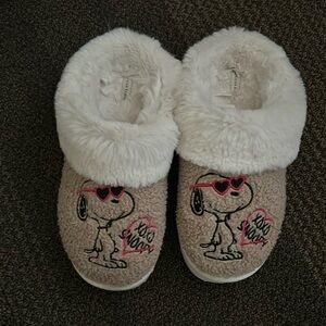 American Eagle Snoopy Valentine’s Day slippers women’s size 9